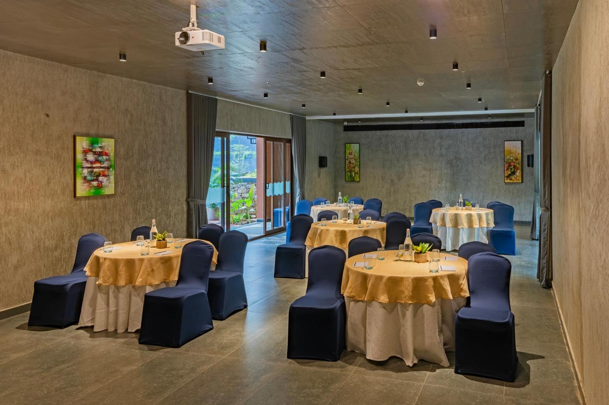 सहारा Sterling Athirappilly 4*
