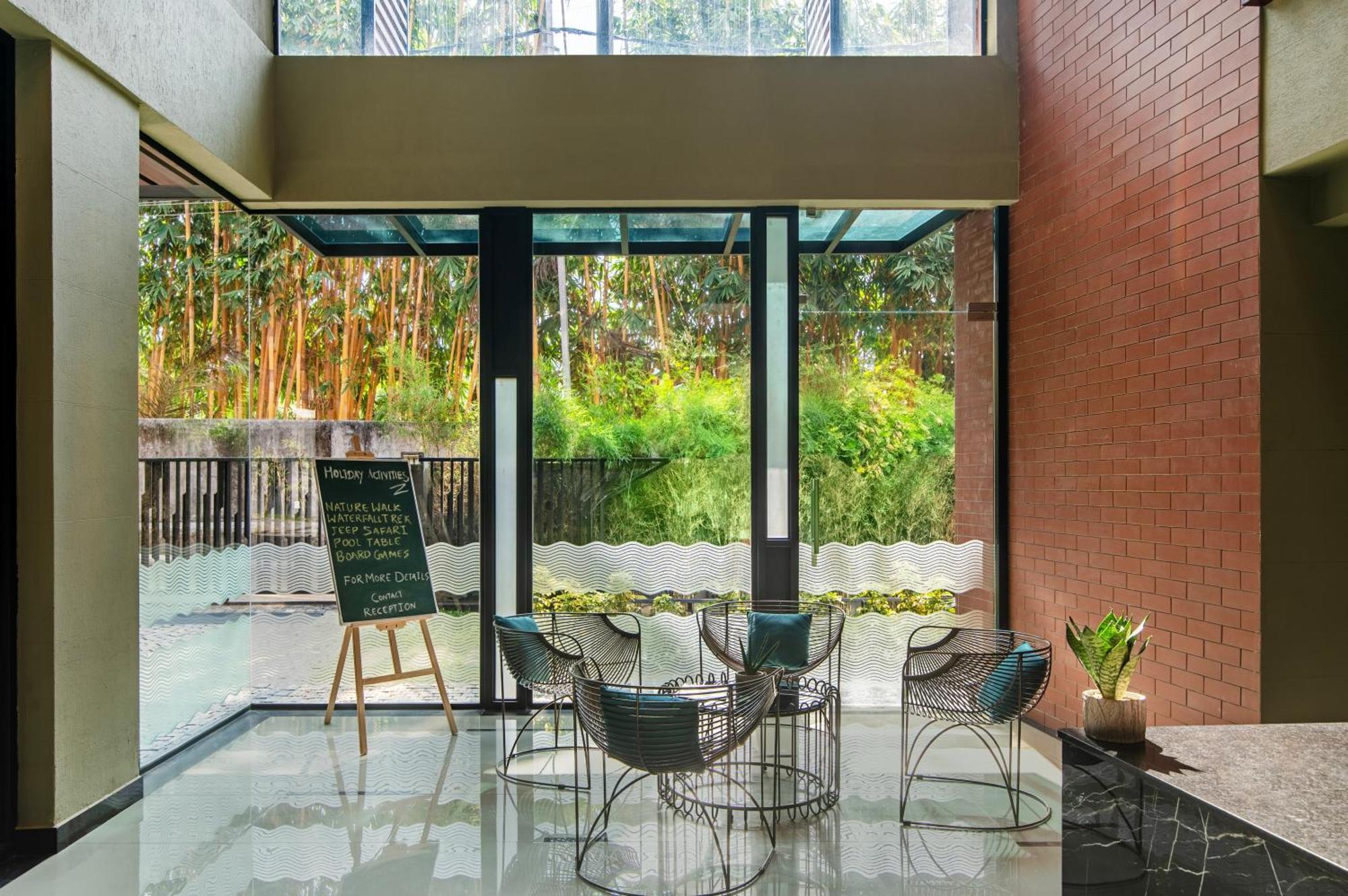 सहारा Sterling Athirappilly 4*